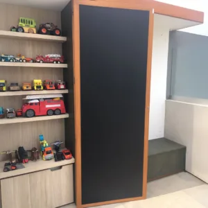 Pizarra negra tiza instalada en puerta
