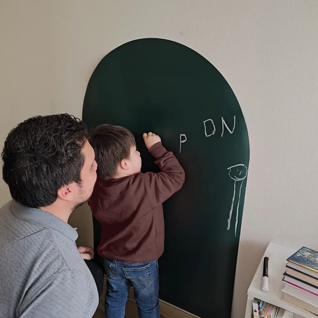 Niño jugando con su pizarra arco Verde