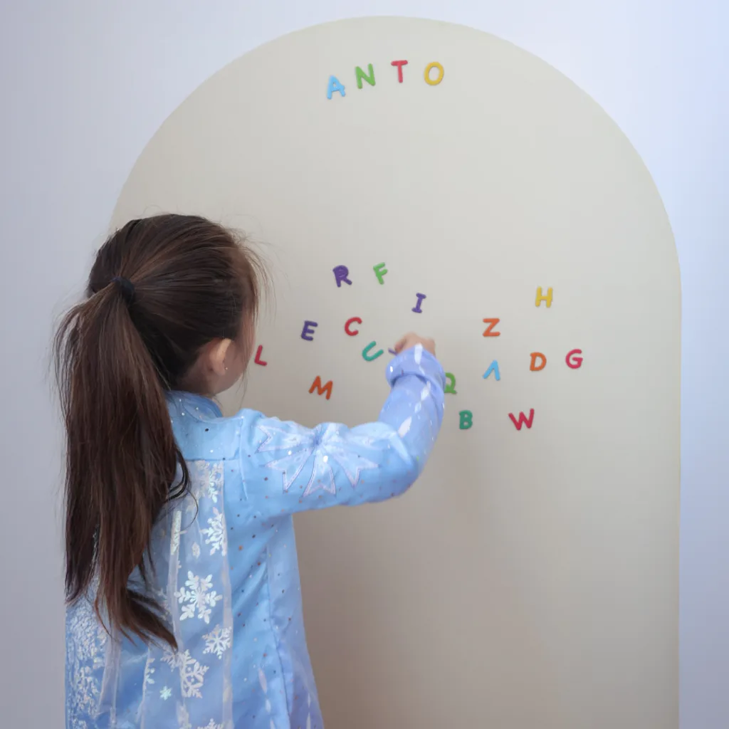 Niña jugando con su pizarra arco - Ivory