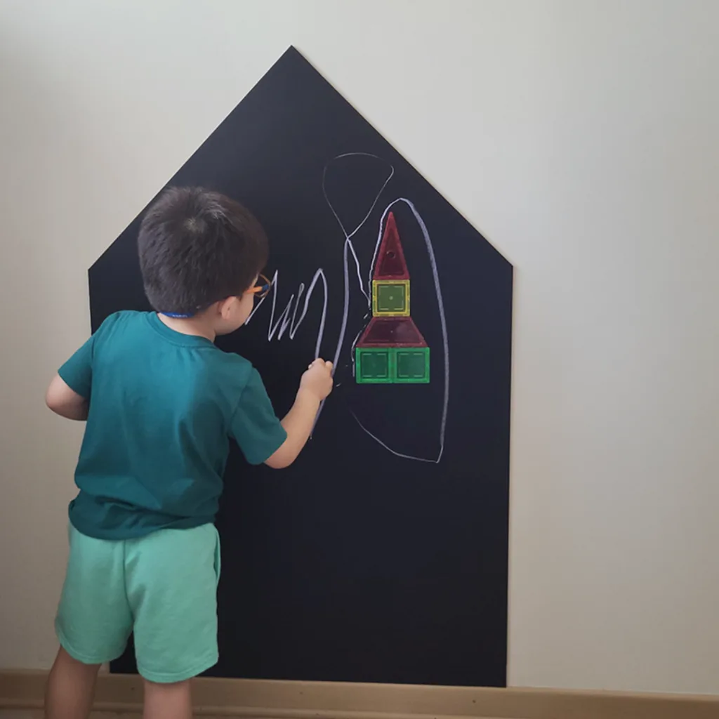 Niño jugando con su pizarra arco - Negro