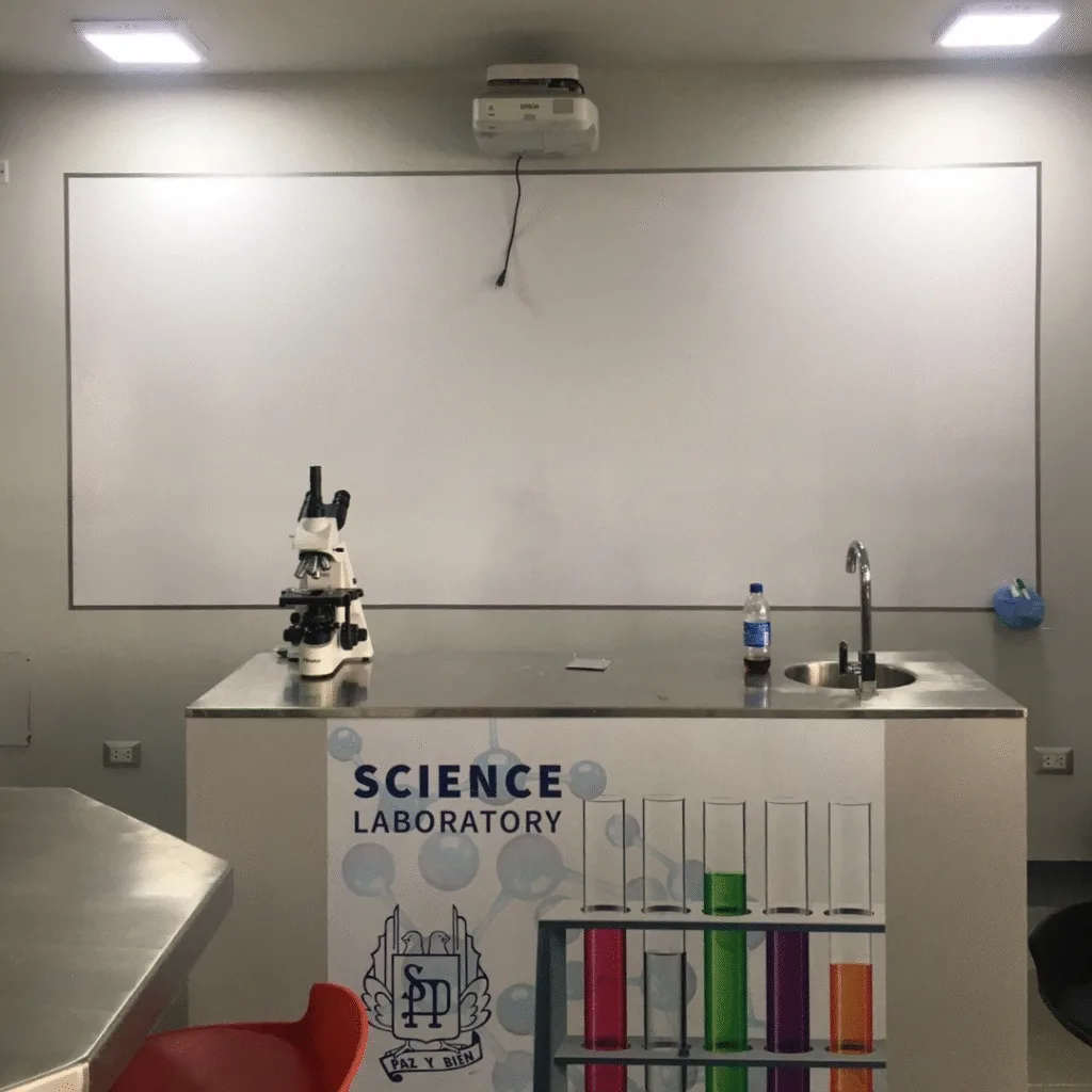 Instalación de pizarras mate en el Colegio San Antonio de Padua