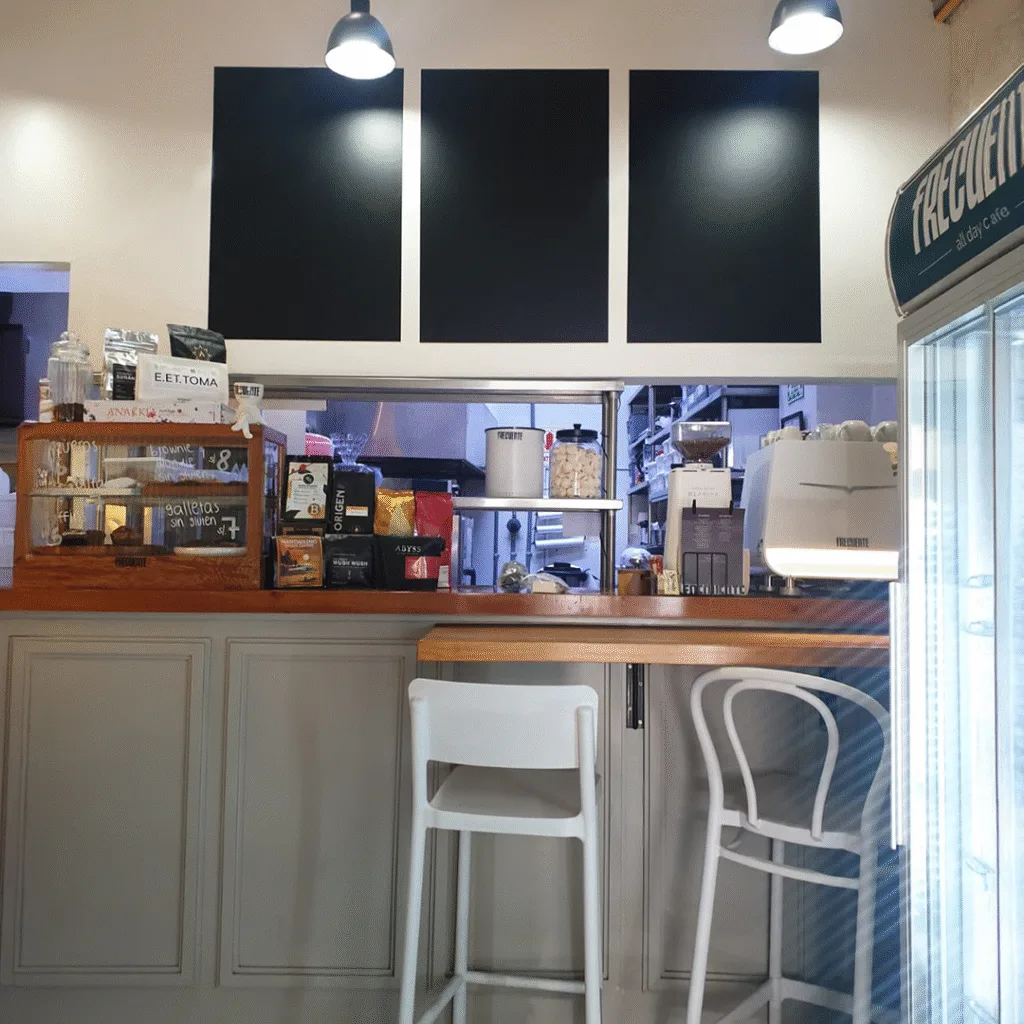 Instalación de pizarras negras en Frecuente cafetería