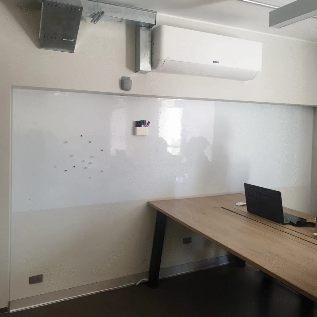 Pizarra brillante en sala de reuniones