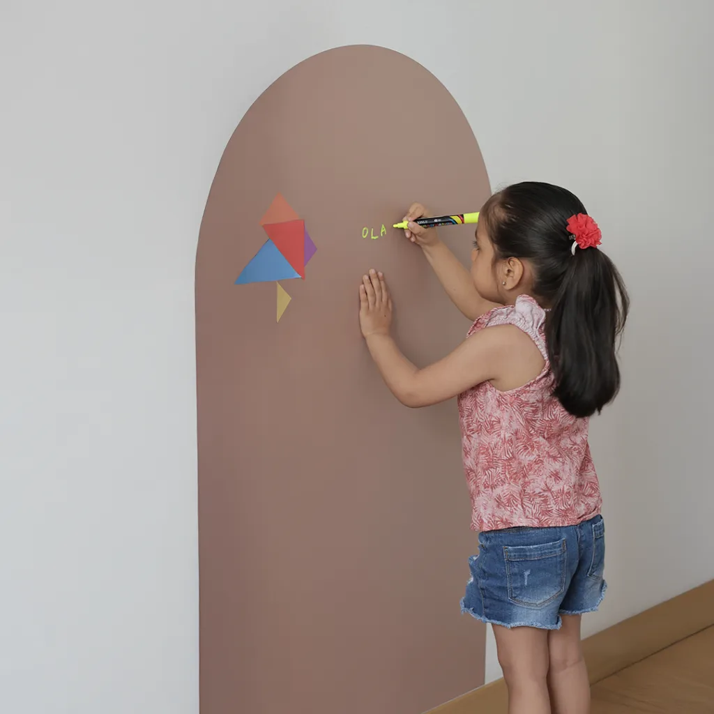 Niña jugando con su pizarra arco Mocha