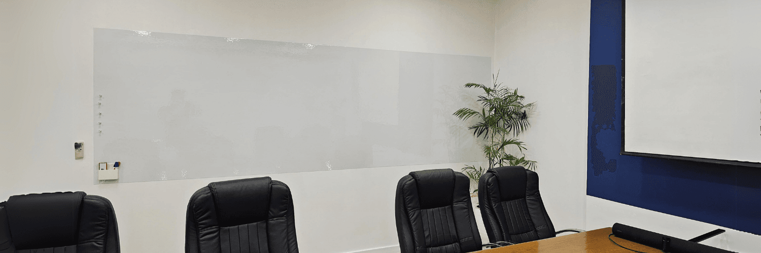Oficina moderna con pizarras PZR en Lima