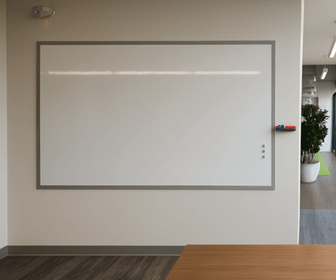 Pizarra brillante con marco para oficina